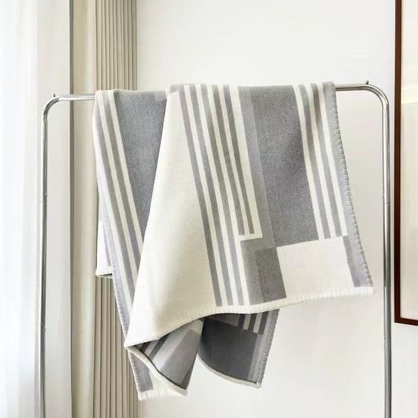 Designer Beautiful Gray Blue h Blankets And Pillows Cushion For Living room sofa Ins Blanket Pillow Home Luxury Horse 5050cm 135170cm Gig Size