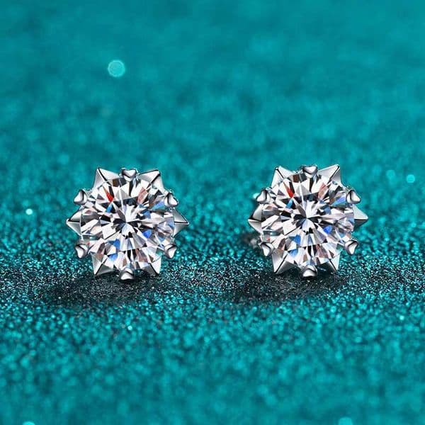 DHCollections Moissanite Stud Earrings 925 Sterling Silver Snowflake Design Passed Diamond Test 05-2 Ct Perfect Cut for Women Men Hypoallergenic Jewellery Pair