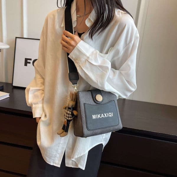 2025 new high-end texture cute temperament denim style small volume large capacity diagonal cross bucket women's bag