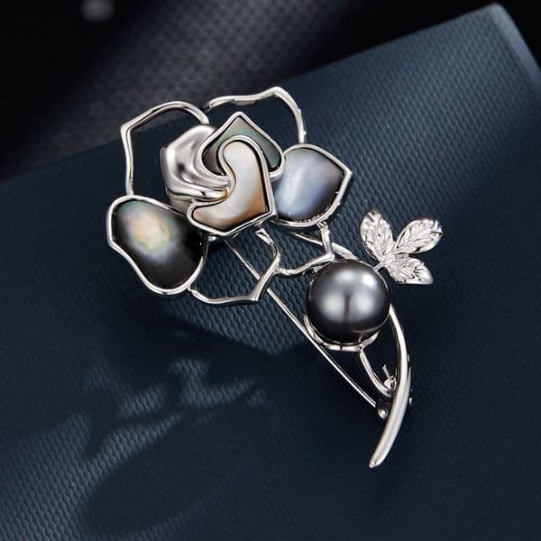 Fashion Elegant Camellia Light Luxury High-end Natural Shell Flower Pin Autumn Winter New Clothing Accessory Brooch
