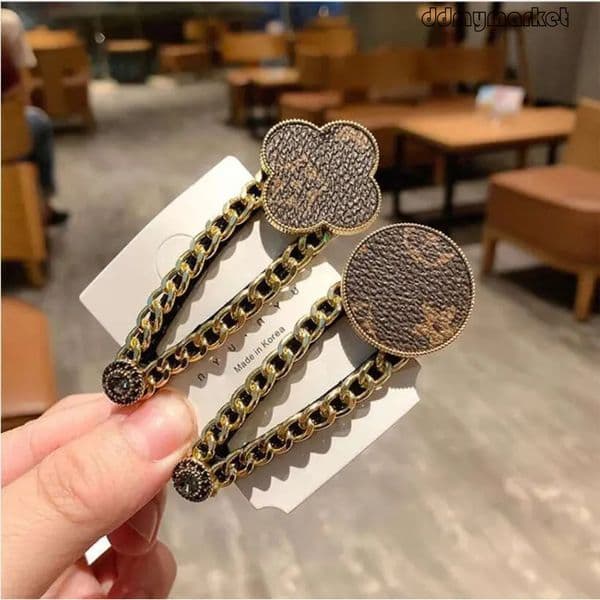 Four Leaf Clover Shaped Hairpin Fashion Heart Leather Printed Metal Chain Retro Style Side Bb Clip Hair Accessory C ddmymarket