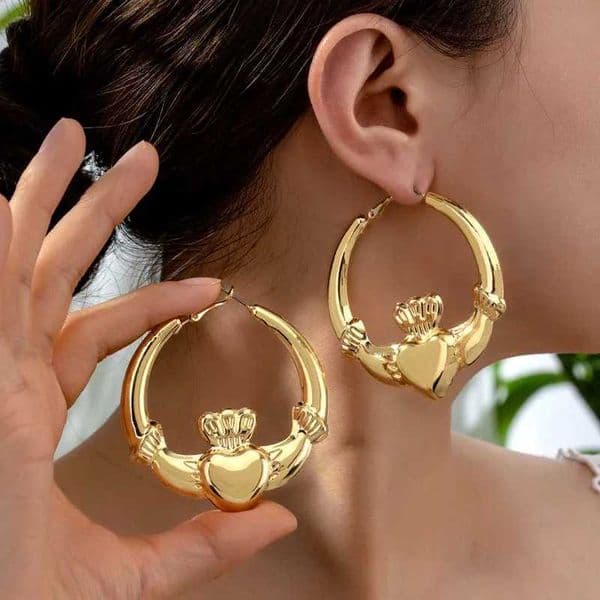 Vintage gold heart-shaped earrings suitable for women Exaggerated large heart-shaped earrings jewelry accessories party giftsXJ250421