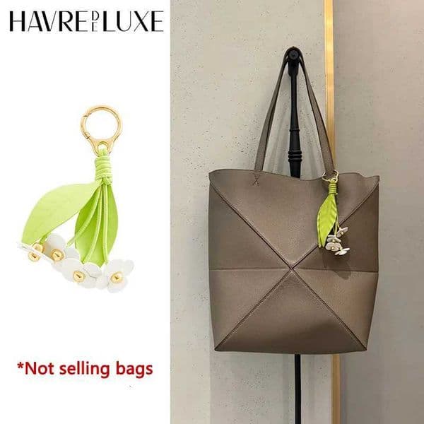 Strawberry flower leaves bag charm for women bag fashion high-end exquisite workmanship bag decoration bag accessories Z251120