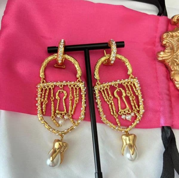 New Designed women lock pearl EARRINGS in gilded brass ear stud Designer Jewelry Schiaparelli-R10012321