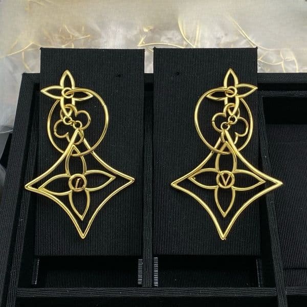 Luxury Large Hoop Earrings for Ladies in European and American Style with Brand Letter Design
