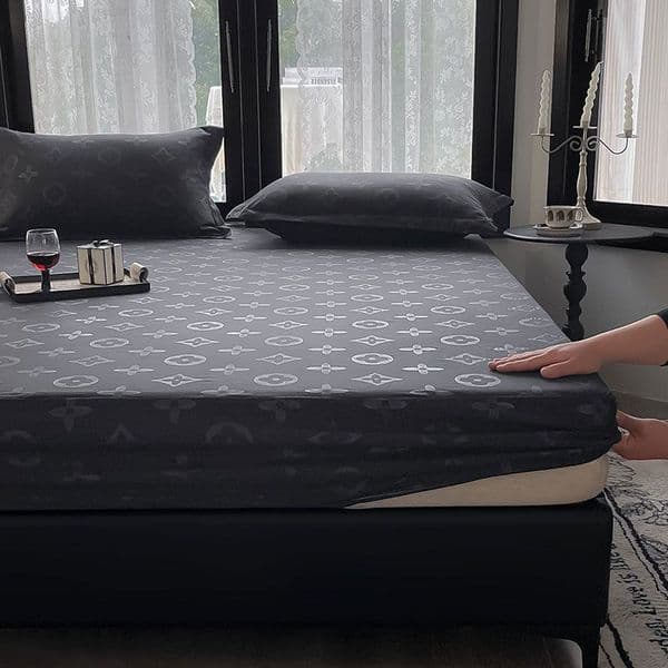 Fitted sheet Single Piece Designer bedding Cover Protector 1.5/1.8m/2.0m Bed Sheet Dormitory Three-Piece Set soft and skin friendly