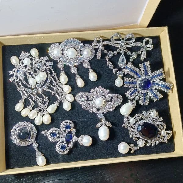 High end micro inlaid zircon tassel brooch womens fashion temperature freshwater pearl corset jacket pin 250409