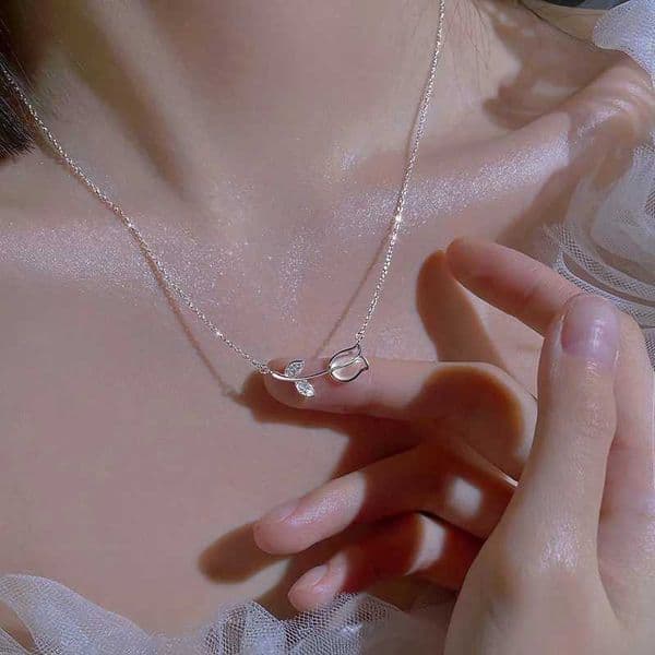 Cute opal rose pendant necklace suitable for womens elegance vintage rose tulip clavick necklace party and wedding jewelryXJ250222