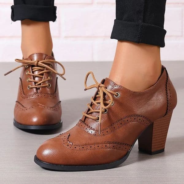 2024 Women Pumps Round Toe Wood Heels Platform Student Carved Retro LaceUp Classic Spring 250118BANJIA