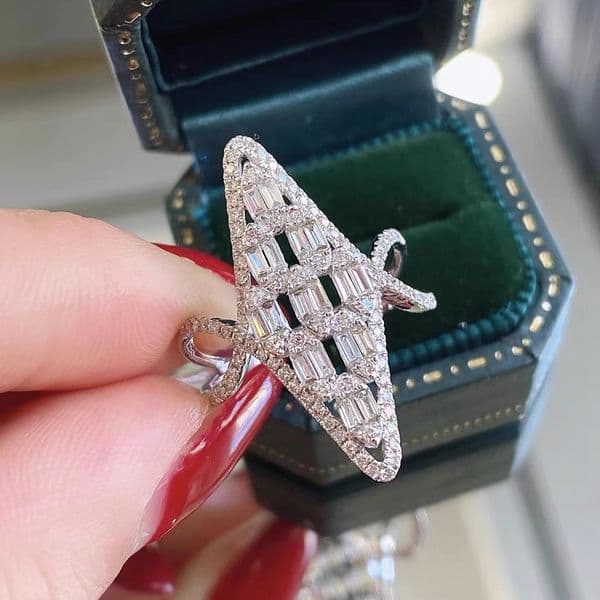 2025 Ins Top Sell Wedding Rings Luxury Jewelry 925 Sterling Silver Full T Princess Cut White Topaz CZ Diamond Gemstones Party Women Engagement Band Ring Gift