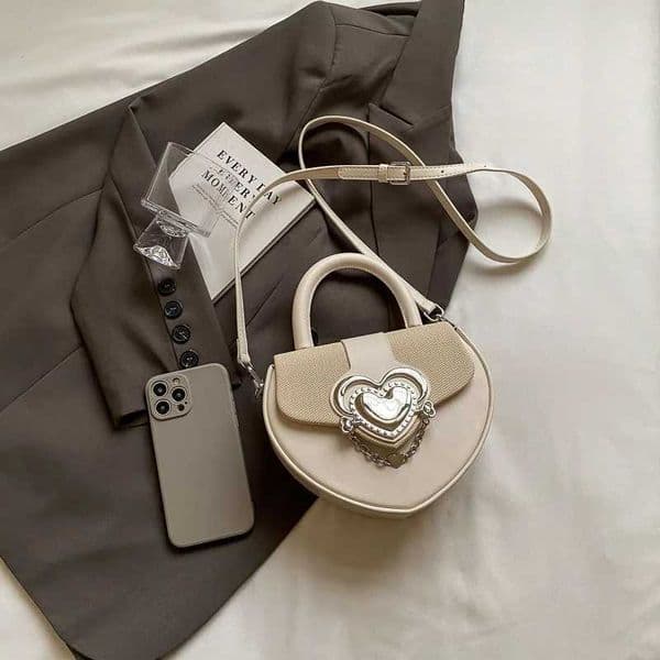Designer White and black heart-shaped girls heart handbag 2025 new trend fashion niche design crossbody bag Korean popular shoulder bag Y251124
