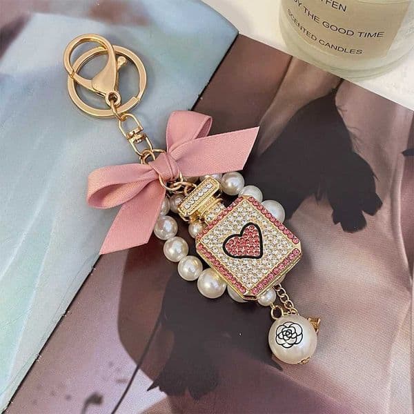 2024 New Luxury Crystal Love Perfume Bottle Keychain Pearl Bow Key Ring Eiffel Tower Womens Bag Pendant Souvenir Gift L260425