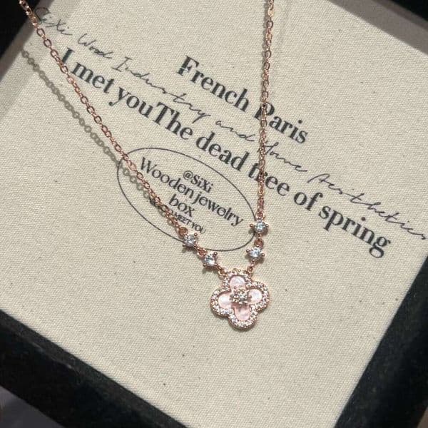 Luxury jewelry designer Clover necklace Plated Zircon Rhombus Mother-of-Pearl Ins Niche Versatile Clavicle Chain Fashion High-End Sense Necklace for Women