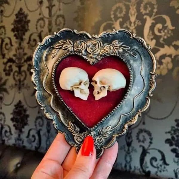 Framed Miniature Realistic Human Skulls Halloween Romantic Love Skeleton Decoration Heart-Shaped True Love Skull Ornament 250605