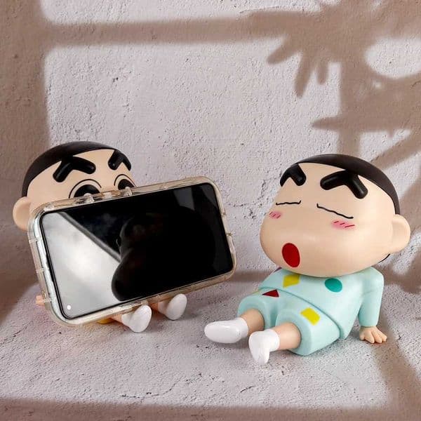 2026 New Kawaii Crayon Shin-Chan Boochan Holder Desktop Anime Ornaments Watching Tv Cartoon Phone Support Cute Doll Girls Gifts Designer