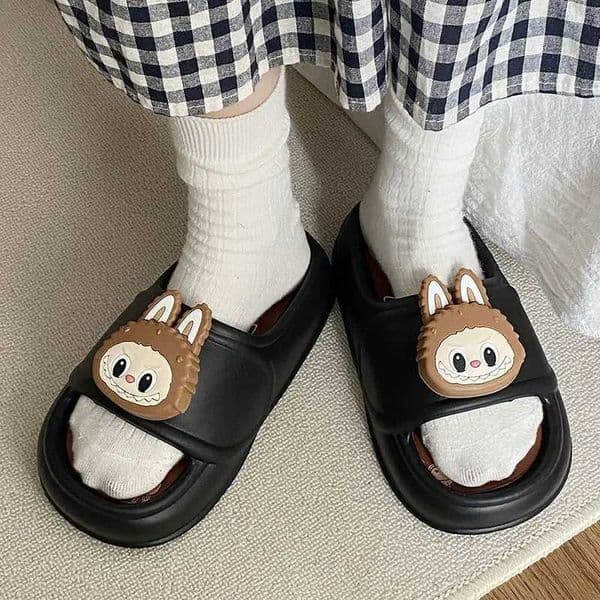 Labubu two-dimensional anime peripheral creative summer home bathroom flat non-slip slippers can be worn outside as beach shoes. X2506121
