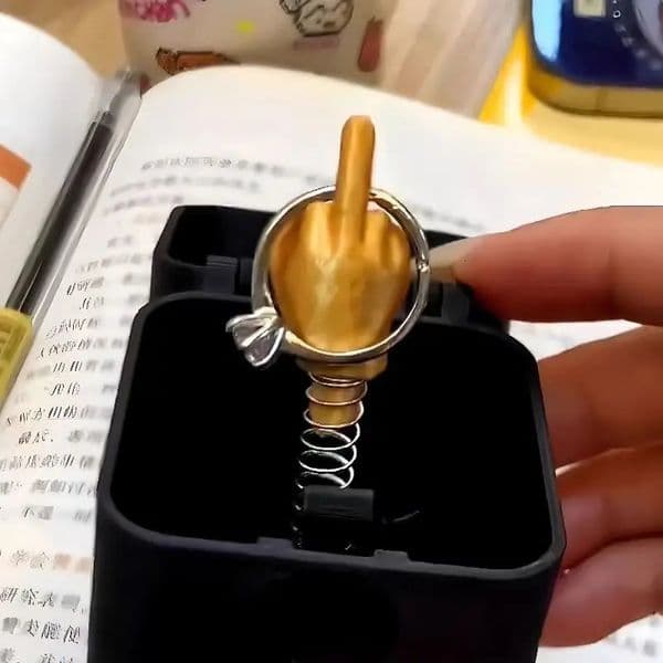 Interesting prank gifts refer to boxed Christmas boxes. Interesting creative gifts include office desk decorations and home deco 250627