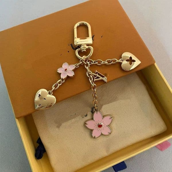 Cherry floral Letter Love Heart metal pendant Designer keychain bag charm Keychains alloy Golden 18k titanium Steel Car Bag ornament Accessories L260330