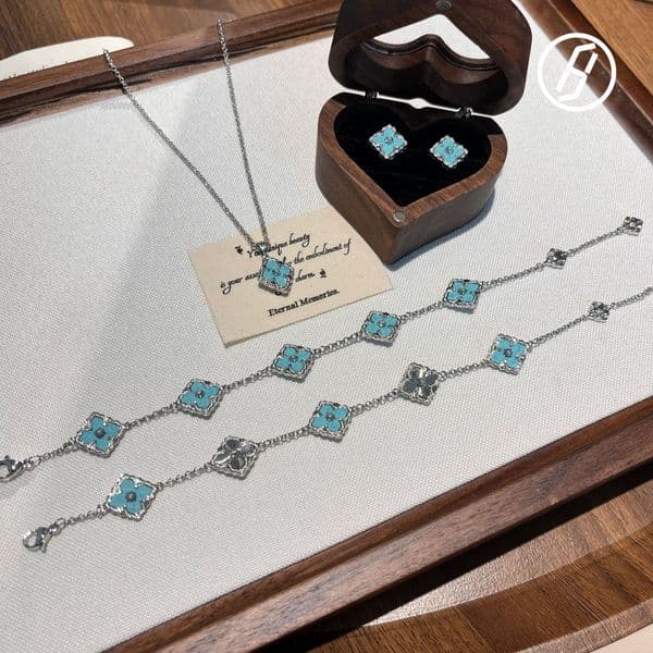 Italian Drawing Craft Small Sky Blue Tianhe Stone Four-leaf Clover Necklace Retro Palace Style Wedding Banquet Jewelry Original Jewelry Designer Jewelry