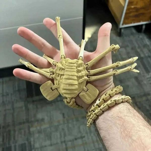 Desktop Decoration Alien Facehugger Model With Flexible Joints Handmade Gifts Alien Face Hugging Insect Model Z251020