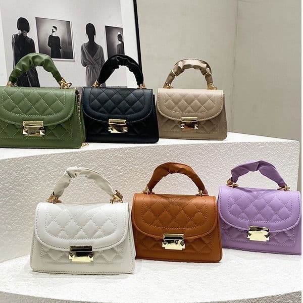 CW0162-The appearance is bright and shiny and can perfectly reflect the light. There are many ways to carry it, such as bucket bag