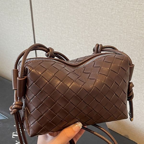 Designer Handbag New Trendy Simple Chic Single Shoulder Luxury Niche Design Woven For Women Fashionable Shopping Commuting Crossbody Bag Suotong260415