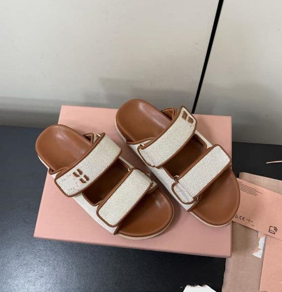 Designer Sandals Women's Flip flops Sandals Woman leather shoes Classic Ladies Slipper Summer Casual beach flip-flops Slippers M101117