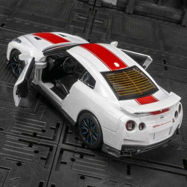 1:32 Nissan GTR 50th Anniversary Edition Alloy Car Model has simulated sound and lighting functions with rich details M251016