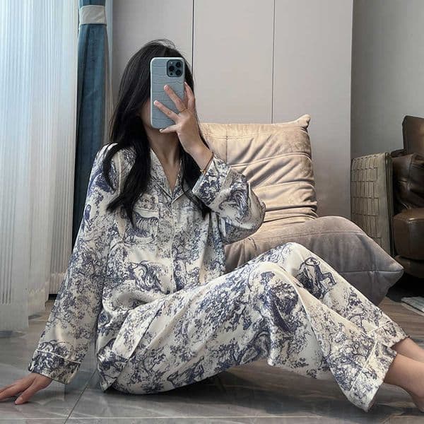 Luxurious home clothing 2025 New Light Luxury Ink Print Ice Silk Pajamas for Women Simple Small TurnDown Collar Long Sleeve Long Pants Homewear Set abc Y251016