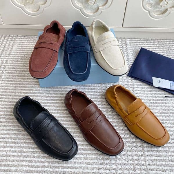 Top Luxury Designer Loafers Men Women Genuine Leather Moccasins with Metal Chain Velvet Finish Slip-on Casual Flats for Comfortable Fashion and Versatile Wear
