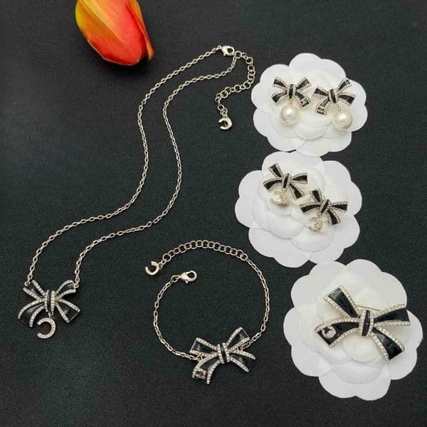 Luxury Necklace Designer earrFlower Pendant brooch Necklace set Gold Plated Crystal Women Party Jewerlry T260528