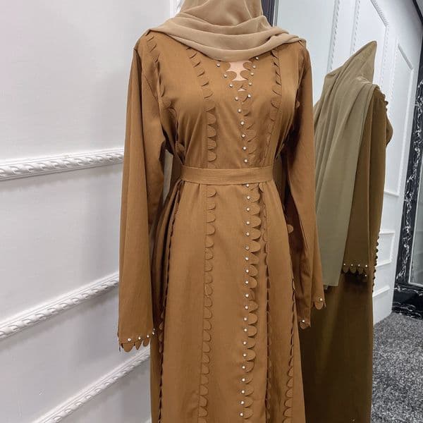(542) Hand-beaded cardigan and elegant long skirt