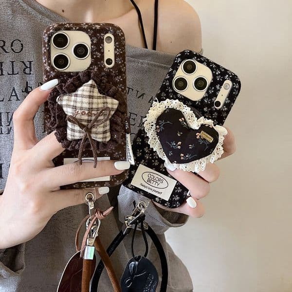 Velvet retro flower magnetic lace heart-shaped stand sign hanging rope, suitable for 17 luxury designer phone cases, Apple 15 pro mobile phone high-end protection cases.