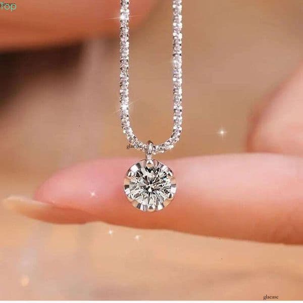 2024 Ins Sparkg Glittering Crown Pendant Solitaire Simple Fine Jewelry Real 100% Sterg Siler Moissanite Dia Party Women Wedding Beach Necklace