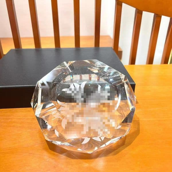 Handcrafted Crystal Ashtrays Are Trendy Living Room Ornaments