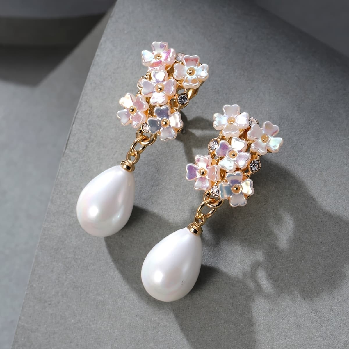 TEMU A Pair Of Sweet And Elegant Acrylic Flower Faux Pearl Clip-on Earrings For Women's Holiday, Birthday, Dating, Prom, Banquet, Wedding Party, Vacation, Shopping, Business, Daily Additions