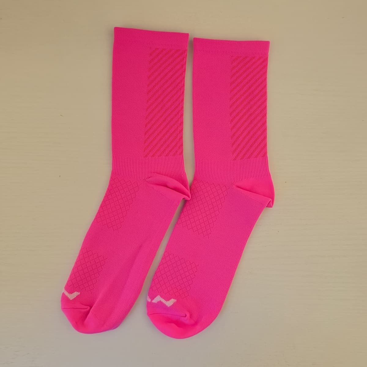 TEMU 1 Pair Outdoor Sports Socks Mid-calf Men Women Riding Socks Breathable Sweat-wicking Wear