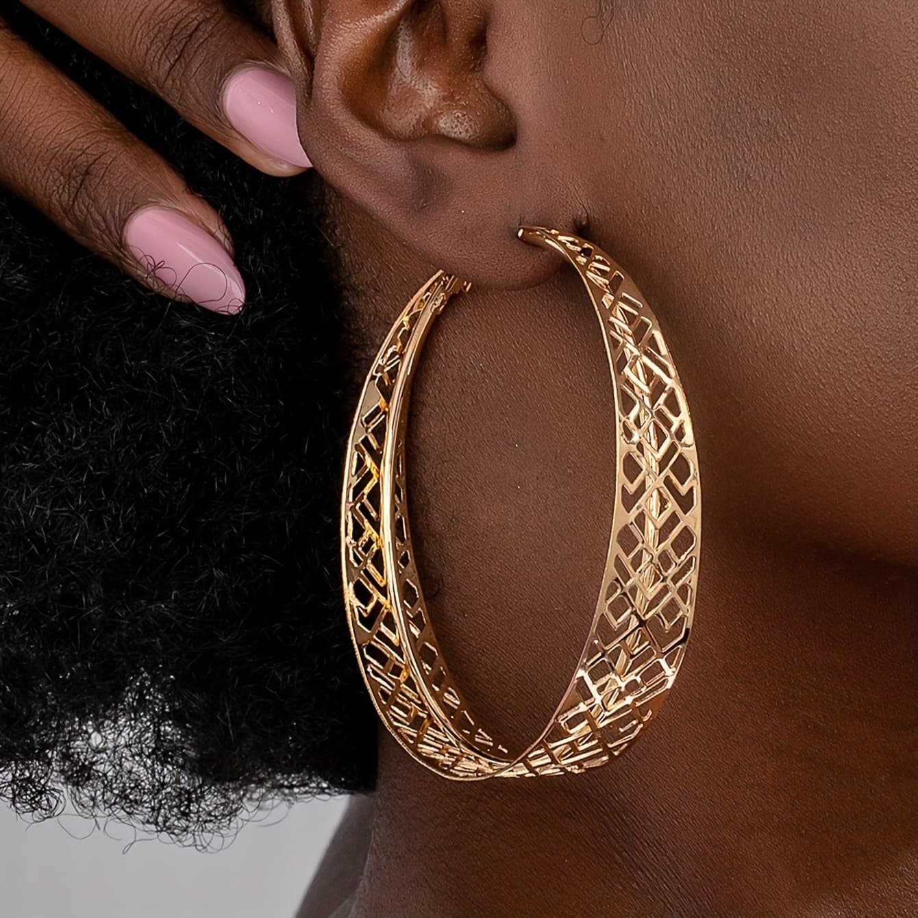 TEMU A Pair Of Fashionable And Easy Hollow Metal Hoops Women's Holiday Birthday Dating Prom Party Vacation Shopping Daily Additions