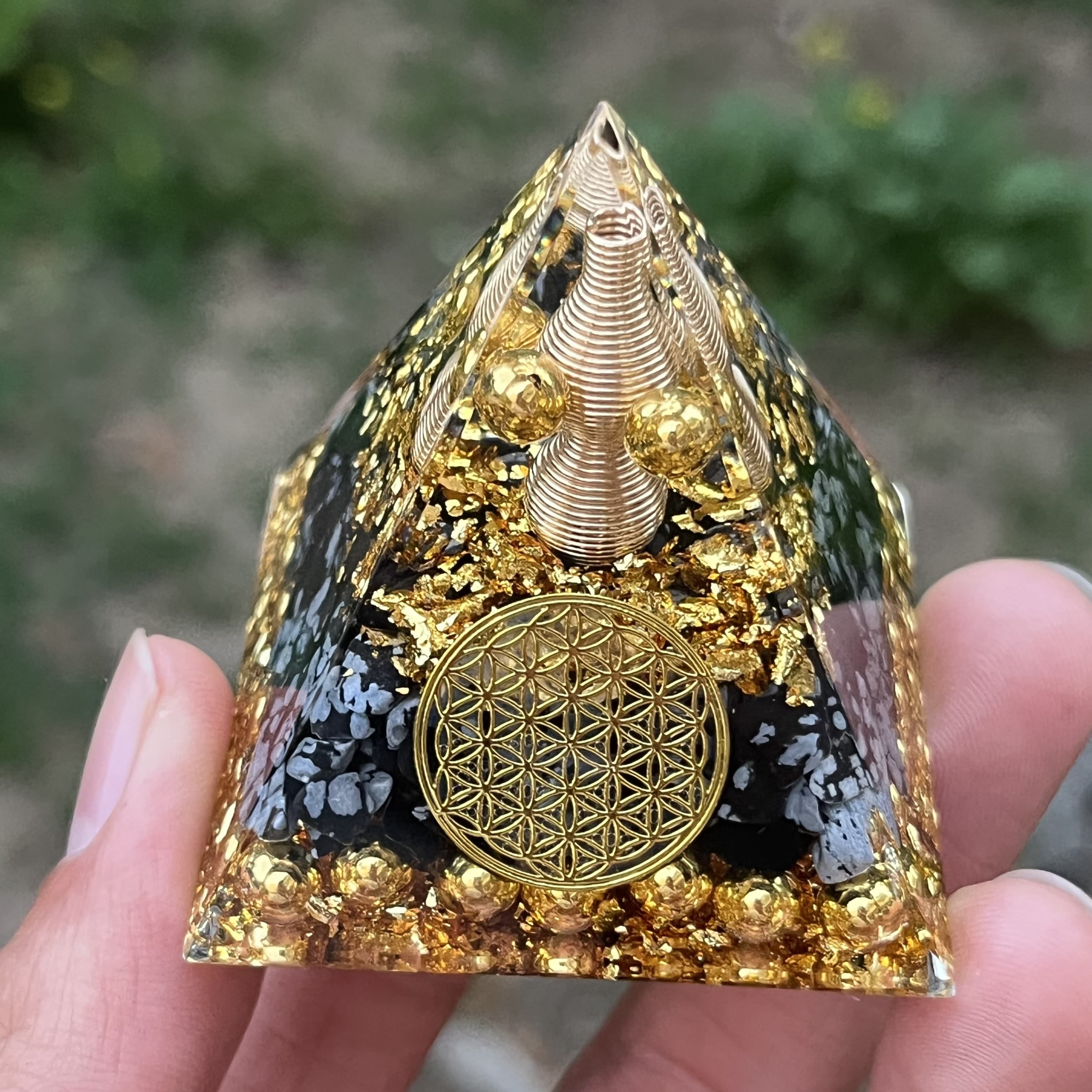 TEMU 1pc Of Orgone Pyramid, A Small Crystal Pyramid With Obsidian, Orgonite Pyramid Ornament, Suitable For Indoor Decoration, Desktop Display, And Other Settings