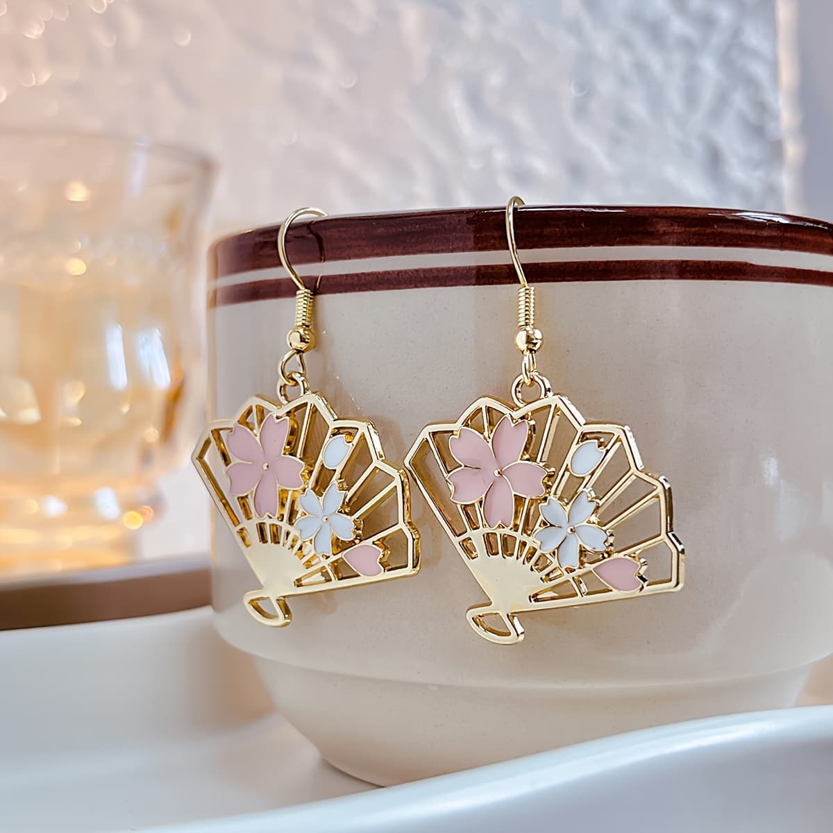 TEMU 2pcs/set, Elegant Fan Pendant Earrings - Exquisite Pink And White , Alloy, Versatile And Fashionable, Suitable For Casual Wear, Novelty Earrings