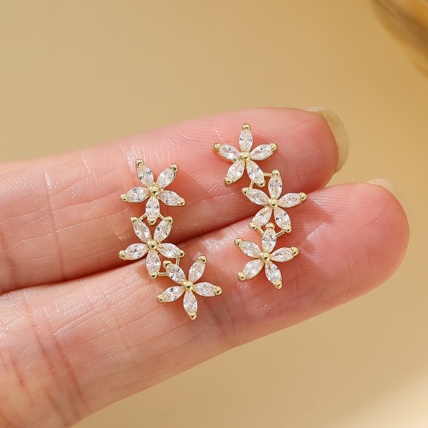 TEMU A Pair Of Elegant And Sparkling Spliced Floral Copper Earrings, Featuring A Simple Five-petal , Suitable For Women' Casual Wear And Vacation Outfits