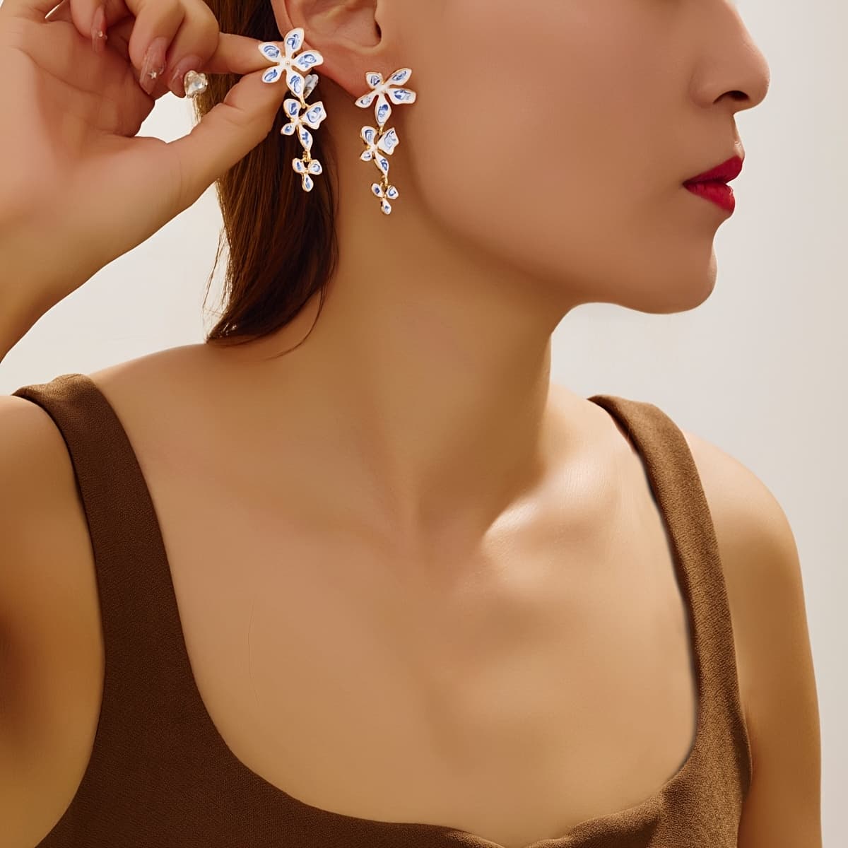 TEMU A Pair Of Vintage-style Hand-painted Blue And White Earrings
