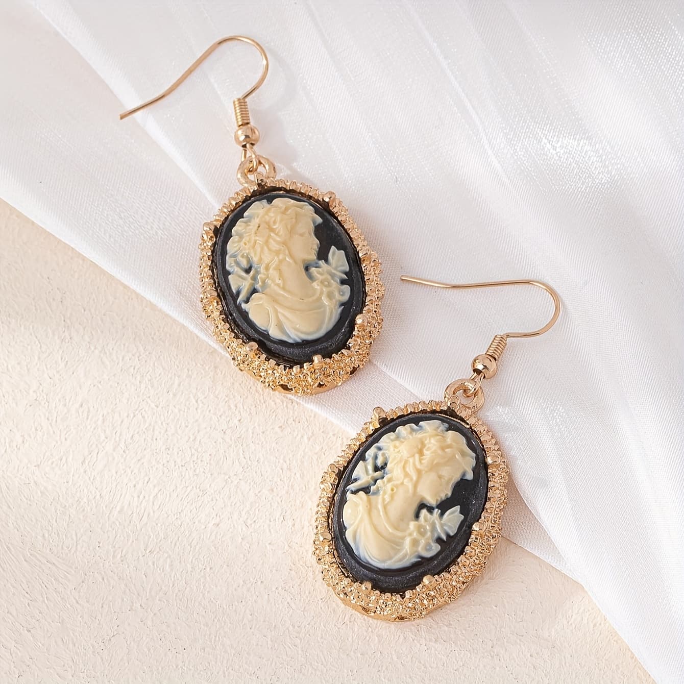 TEMU A Pair Of Fashionable, Minimalist And Women's Embossed Earrings