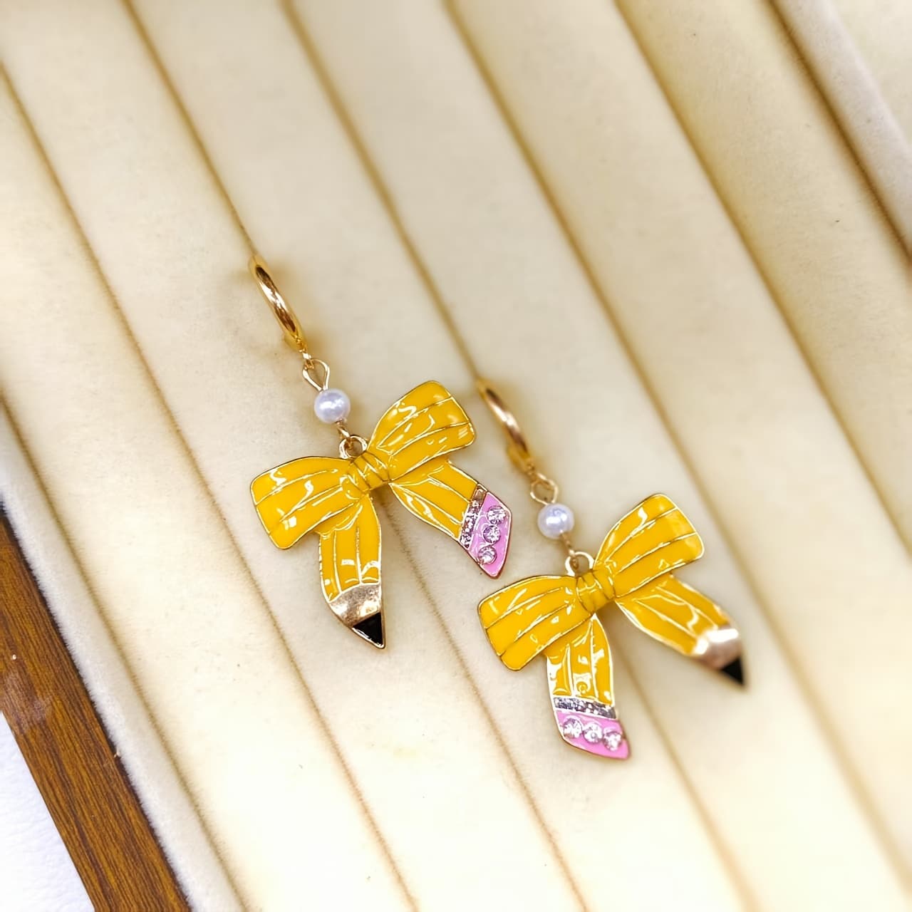 TEMU New Fashionable Graduation Season Bow Stud Earrings, Alloy Oil-dropping Cute Earrings, Teachers' Day Gift Earrings, Without Battery