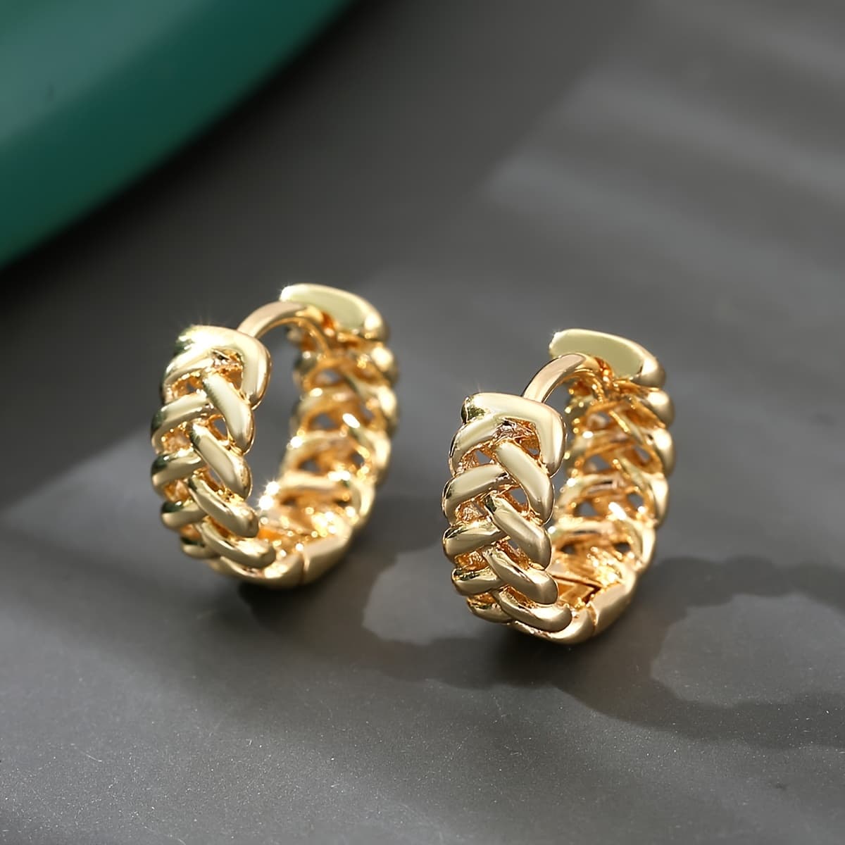 TEMU A Pair Of Copper Retro Geometric Round Twist Earrings, Fashionable And Versatile Ladies' Earrings, Perfect For A Date Gift.