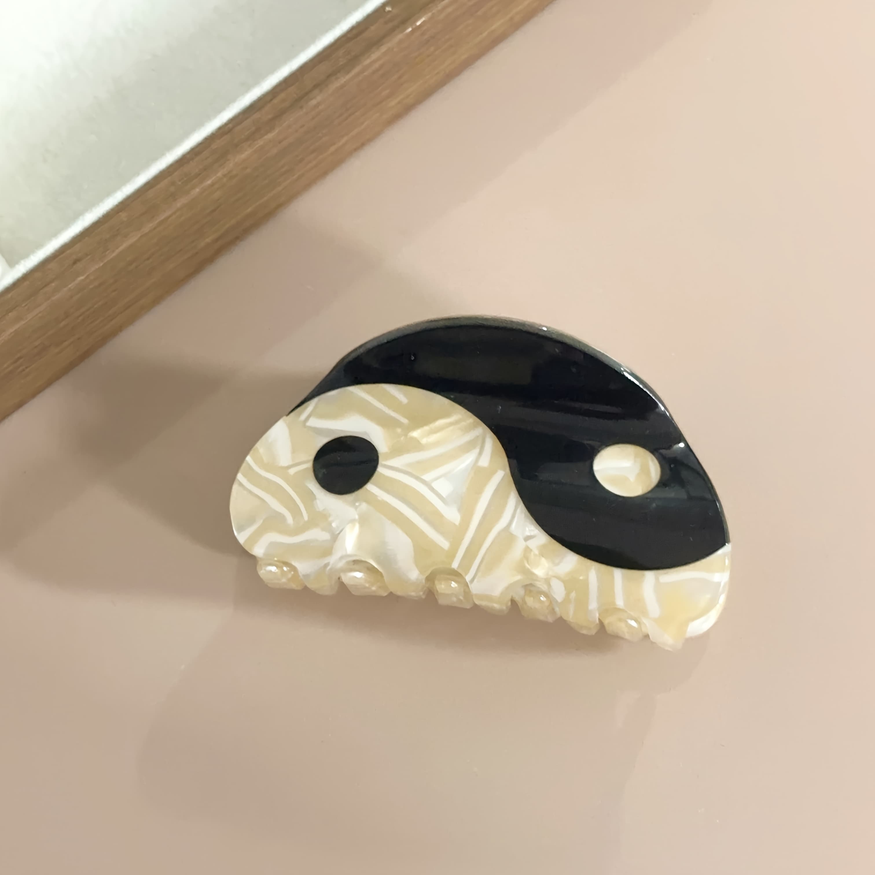 TEMU 1pc Elegant Sweet Yin Yang Taiji Element Half Round Hair Claw Clip, Resin, Spring Clip, For Women, With Color Matching, Middle-sized, For Daily, Party, Travel Hairstyle Accessorie