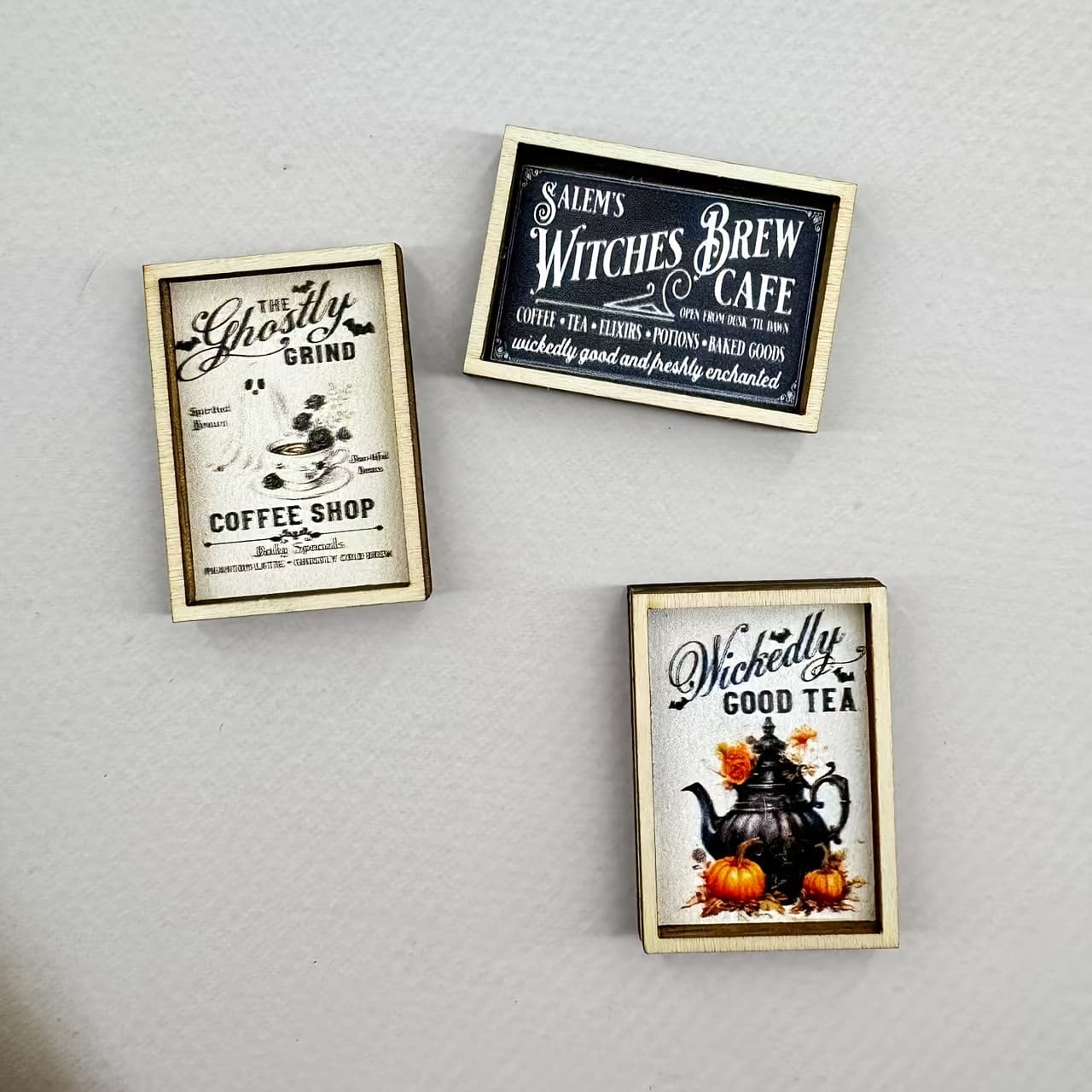 TEMU Set Of 3 Mini Halloween Coffee Toy House Signs In 1:12 Scale, Featuring Wall Art, Vintage Haunted Miniatures For Toy House Decor