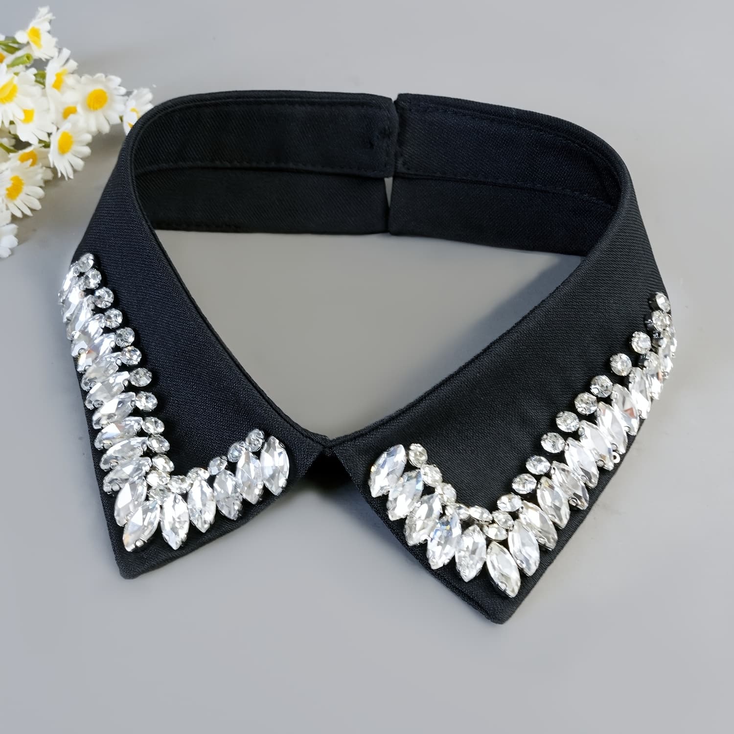 TEMU A Vintage Rhinestone Faux Collar Suitable For , Featuring A Detachable Design With Luxurious Beading, Handcrafted For A Sparkling And Elegant Look, Showcasing Exquisite Quality