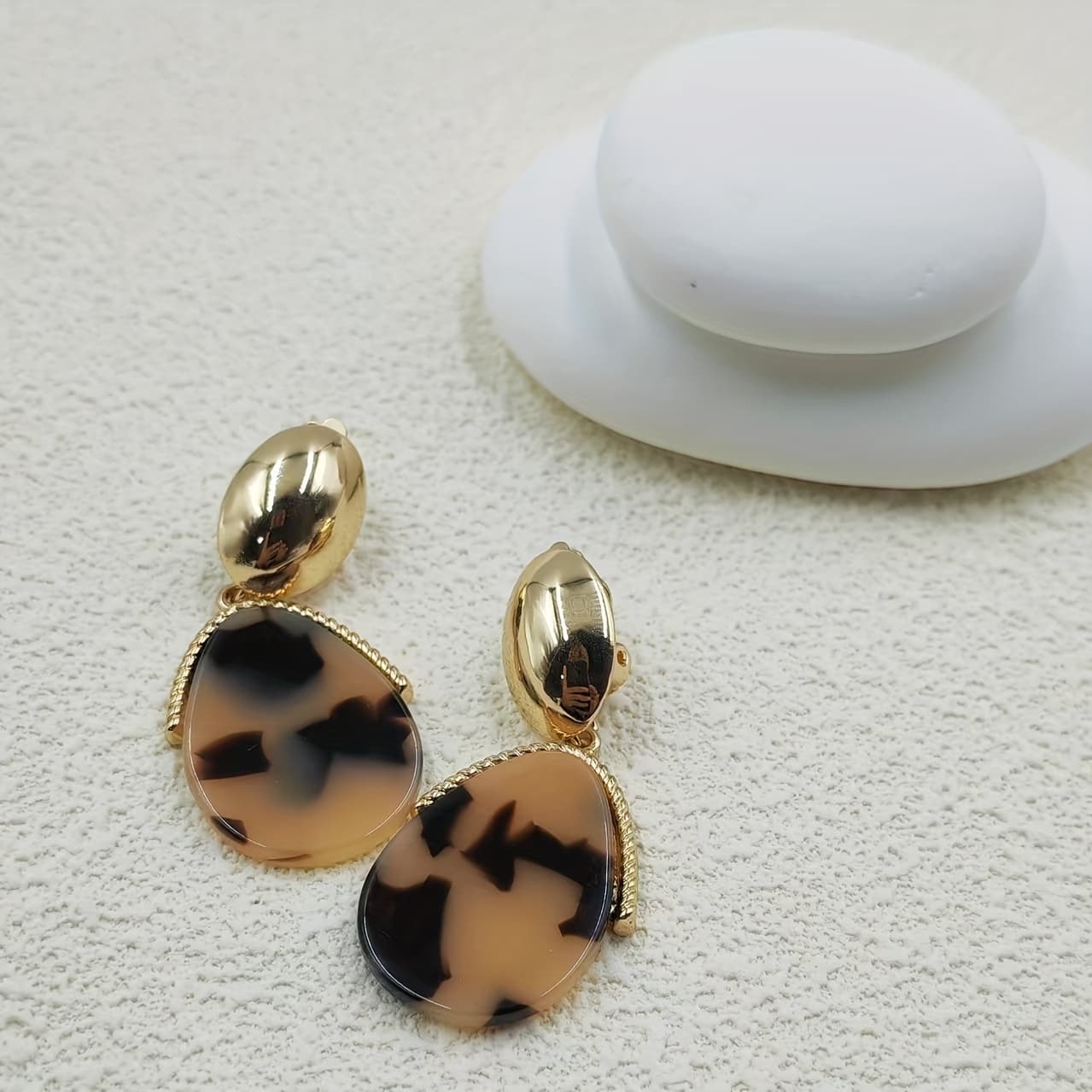 TEMU A Pair Of Golden Clip-on Earrings With A Teardrop-shaped Leopard Print Metal Splicing Design. Vintage Color-blocking For A And Look. Exquisite And Versatile, Add A Touch Of