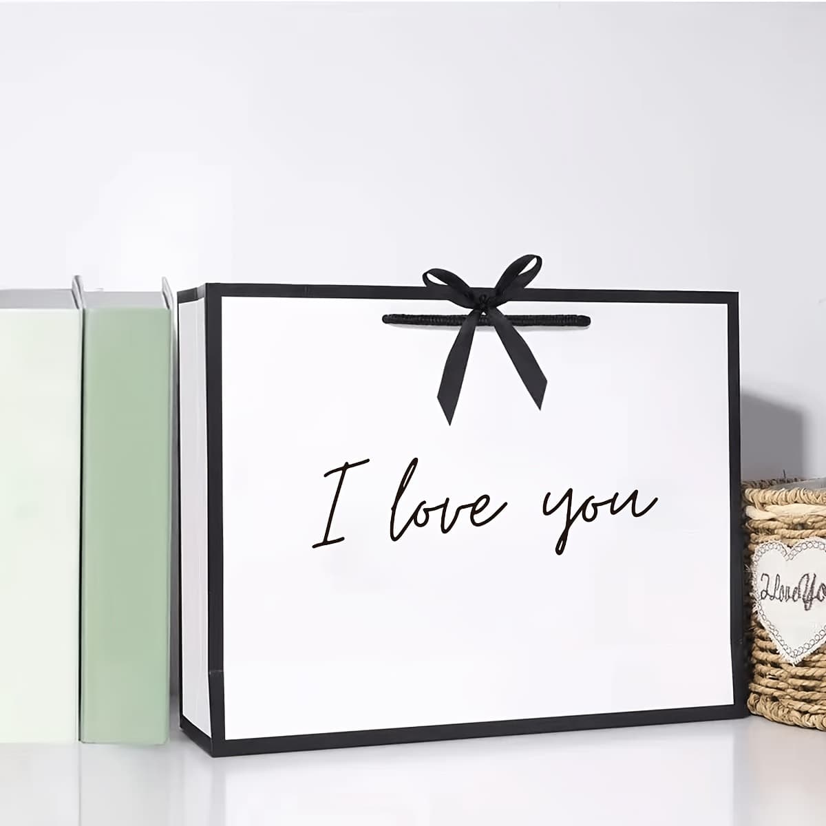 TEMU 1pc I Love You Gift Bag, Paper Gift Bag, Lightweight And Foldable Shopping Handbag, Perfect Gift Bag For Girlfriend, Boyfriend, Husband, Wife, Partner